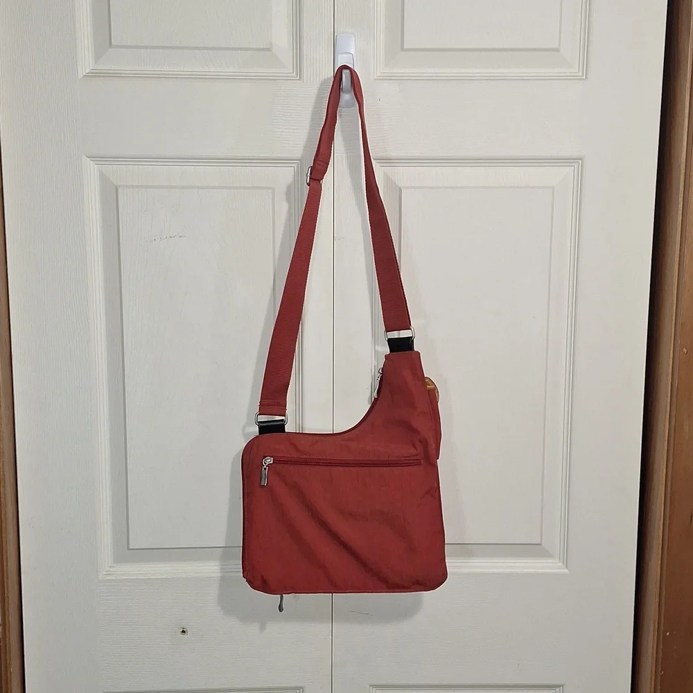 Baggallini medium crossbody zip canvas bag - brick red - Picture 3 of 12